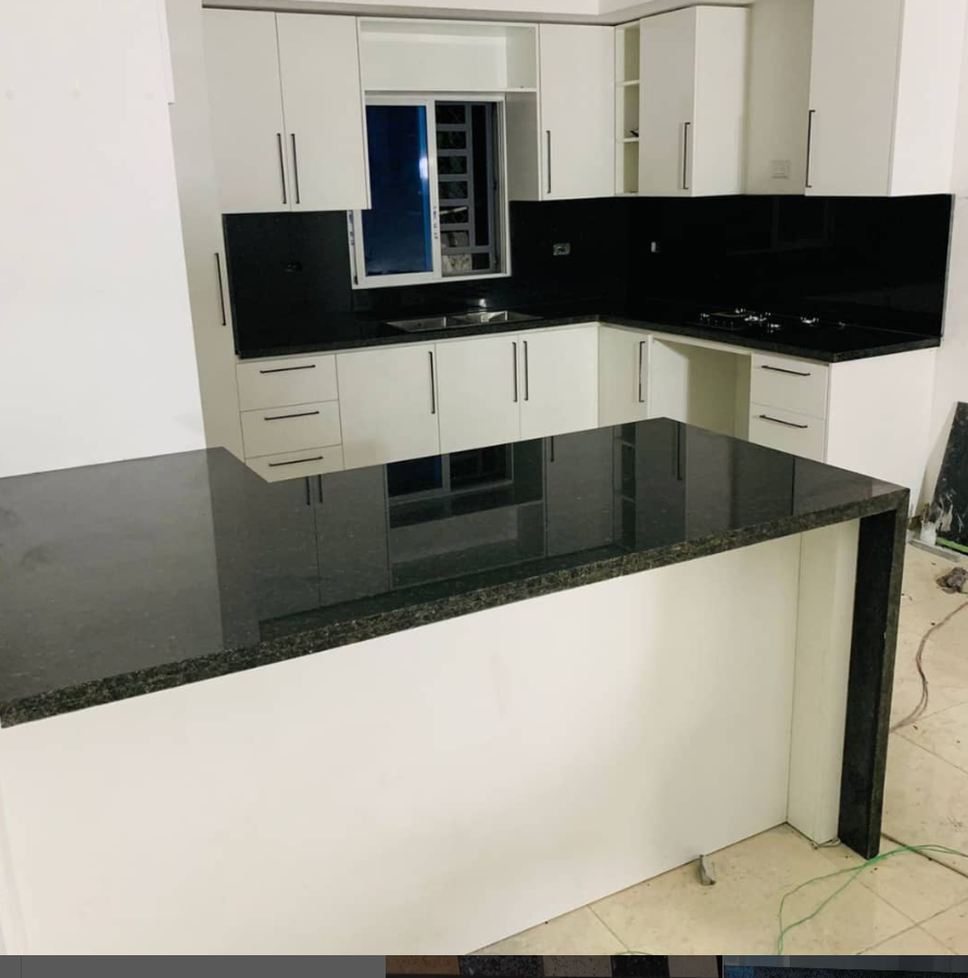 Cocina con tope de granito negro